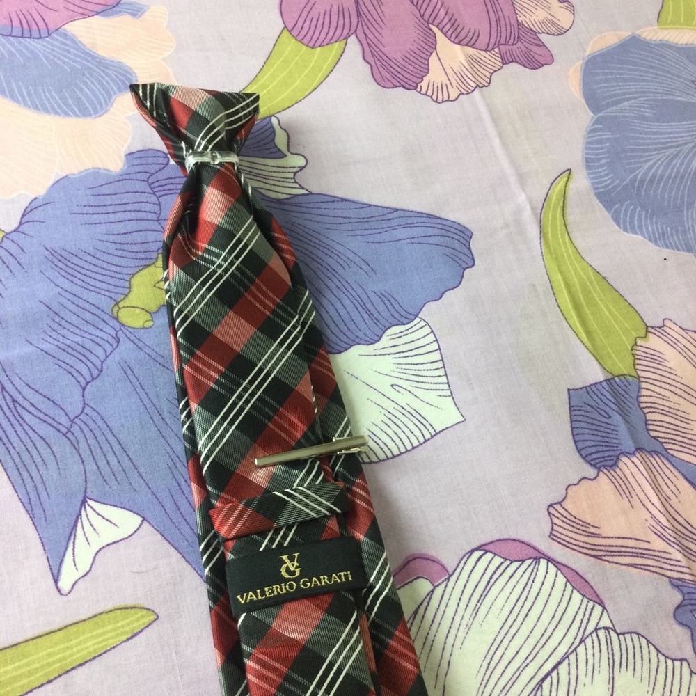 NWOT VALERIO GARATI Plaid Burgundy ,Black & White Tie